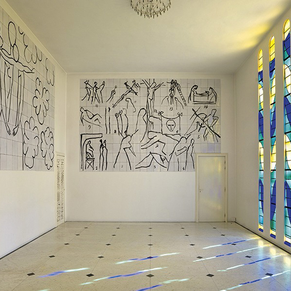 Axellot ceramika. Kaplica Matisse obrazy w czarnych liniach na białej ceramice.